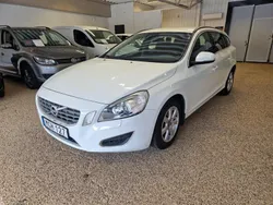 Vit Begagnad 2012 Volvo V60 Momentum Kombi | 69 900 kr (Marknadspris)