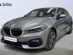 Grå Begagnad 2023 BMW 118 Halvkombi | 269 900 kr (Bra pris)