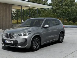 Grå (space silver metallic) Ny 2025 BMW iX1 M Sport SUV | 627 400 kr (Marknadspris)
