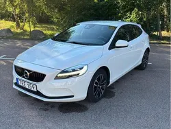 Vit Begagnad 2017 Volvo V40 Momentum Kombi | 149 000 kr (Marknadspris)