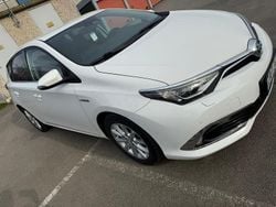 Vit Begagnad 2016 Toyota Auris Hybrid Halvkombi | 155 000 kr (Marknadspris)