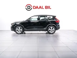 Svart Begagnad 2019 Volvo XC40 Momentum SUV | 294 700 kr (Marknadspris)
