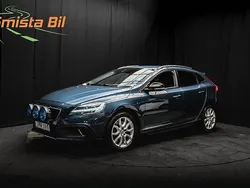 Mörkblå Begagnad 2018 Volvo V40 CC Summum Kombi | 198 700 kr (Marknadspris)