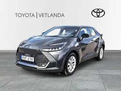 Mörkgrå (grå) Ny 2025 Toyota C-HR Active SUV | 317 500 kr (Superpris)