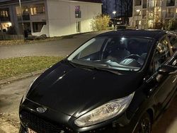 Svart Begagnad 2015 Ford Fiesta Titanium Halvkombi | 59 900 kr (Marknadspris)