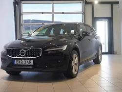 Svart Begagnad 2020 Volvo V60 CC Momentum Kombi | 279 900 kr (Marknadspris)