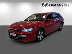 Röd Begagnad 2024 VW Passat Business Kombi | 384 900 kr (Marknadspris)