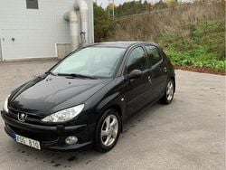 Svart Begagnad 2006 Peugeot 206 Halvkombi | 19 000 kr (Marknadspris)