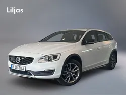 Vit Begagnad 2017 Volvo V60 CC Standard Kombi | 245 000 kr (Marknadspris)