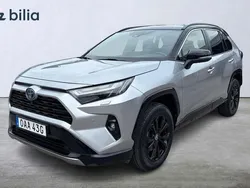 Grå Begagnad 2023 Toyota RAV4 Hybrid Style SUV | 469 900 kr (Marknadspris)