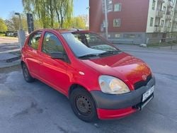 Röd Begagnad 2002 Toyota Yaris Halvkombi | 29 500 kr (Marknadspris)