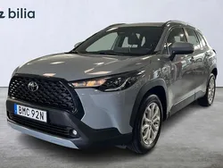 Grå Begagnad 2025 Toyota Corolla Cross Active SUV | 359 900 kr (Marknadspris)