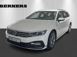 Vit Begagnad 2021 VW Passat R-line Kombi | 299 900 kr (Marknadspris)