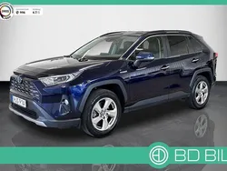 Mörkblå (blåmetallic) Begagnad 2020 Toyota RAV4 Hybrid Executive SUV | 326 900 kr (Marknadspris)