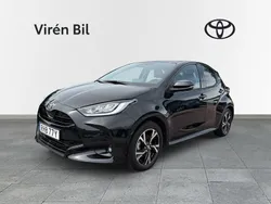 Svart Ny 2024 Toyota Yaris Hybrid Active Halvkombi | 279 000 kr (Lite dyr)