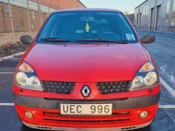 Röd Begagnad 2003 Renault Clio II Halvkombi | 29 999 kr (Marknadspris)