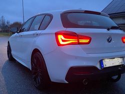 Vit Begagnad 2017 BMW 118 M Sport Halvkombi | 129 000 kr (Marknadspris)