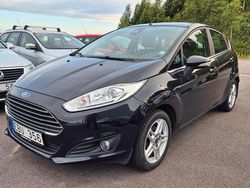 Svart Begagnad 2013 Ford Fiesta Titanium Halvkombi | 54 900 kr (Marknadspris)