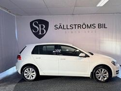 Vit Begagnad 2014 VW Golf VII Halvkombi | 96 900 kr (Marknadspris)