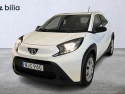 Vit Begagnad 2022 Toyota Aygo Play Halvkombi | 169 900 kr (Marknadspris)