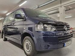 Mörkblå Begagnad 2014 VW Caravelle Minibuss | 229 900 kr (Lite dyr)