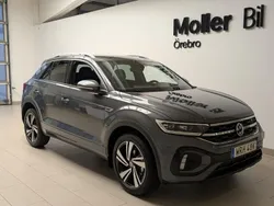 Grå (indium grey metallic) Ny 2025 VW T-Roc R-line SUV | 417 600 kr (Marknadspris)