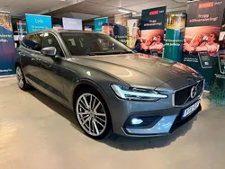 Grå Begagnad 2019 Volvo V60 Momentum Kombi | 229 900 kr (Marknadspris)