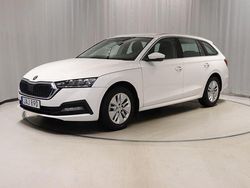 Vit (candy white) Begagnad 2023 Skoda Octavia Kombi | 264 900 kr (Marknadspris)