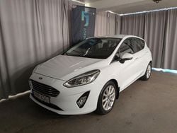 Vit Begagnad 2018 Ford Fiesta Titanium Halvkombi | 139 900 kr (Marknadspris)