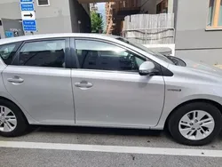 Silver Begagnad 2013 Toyota Auris Hybrid Active Halvkombi | 130 000 kr (Marknadspris)