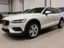 Vit Begagnad 2021 Volvo V60 CC Momentum Kombi | 359 800 kr (Lite dyr)