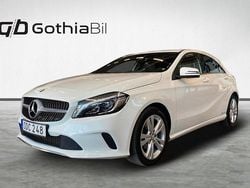 Vit Begagnad 2016 Mercedes A180 Halvkombi | 144 900 kr (Marknadspris)