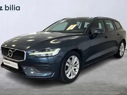 Mörkblå (blå) Begagnad 2019 Volvo V60 Momentum Kombi | 249 900 kr (Marknadspris)