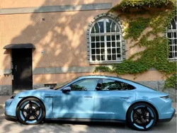 Blå Begagnad 2022 Porsche Taycan Sedan | 799 000 kr (Dyr)
