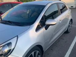 Grå Begagnad 2016 Kia Rio Halvkombi | 84 900 kr (Marknadspris)
