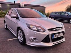Grå Begagnad 2014 Ford Focus ST-Line Halvkombi | 54 900 kr (Bra pris)