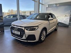 Glaciärvit metallic manhattangrå metallic Ny 2025 Audi A1 Sportback Proline Halvkombi | 249 900 kr (Marknadspris)