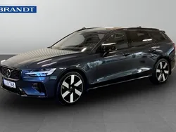 Mörkblå (blå) Begagnad 2025 Volvo V60 Ultra Kombi | 559 900 kr