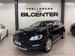 Svart Begagnad 2018 Volvo V60 CC Momentum Kombi | 219 900 kr (Superpris)