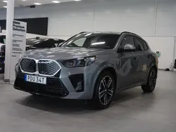 Grå/silver Begagnad 2024 BMW iX2 M Sport SUV | 618 100 kr (Marknadspris)