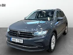 Grå (dolphin grey metallic) Begagnad 2022 VW Tiguan Life SUV | 299 900 kr (Marknadspris)