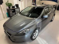 Grå Begagnad 2015 Volvo V40 Momentum Kombi | 119 900 kr (Marknadspris)