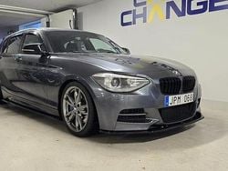 Grå Begagnad 2013 BMW M135 Halvkombi | 219 900 kr (Marknadspris)