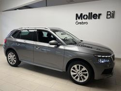 Grå (graphite grey metallic) Begagnad 2023 Skoda Kamiq Style SUV | 224 900 kr (Marknadspris)