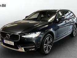 Mörkblå Begagnad 2017 Volvo V90 CC Kombi | 369 900 kr (Dyr)