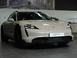 Ljusbrun Begagnad 2023 Porsche Taycan 4S Cross Turismo Sedan | 895 000 kr (Marknadspris)
