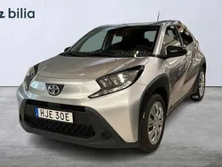 Silver Begagnad 2023 Toyota Aygo Play Halvkombi | 169 900 kr (Marknadspris)