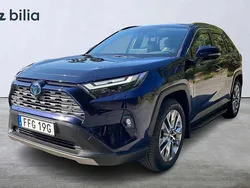 Mörkblå Begagnad 2023 Toyota RAV4 Hybrid Executive SUV | 484 900 kr (Marknadspris)