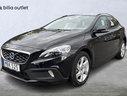 Svart Begagnad 2015 Volvo V40 CC Summum Kombi | 169 900 kr (Marknadspris)