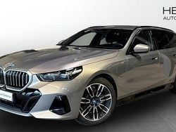 Grå (silver) Begagnad 2025 BMW 530e M Sport Kombi | 609 700 kr (Superpris)